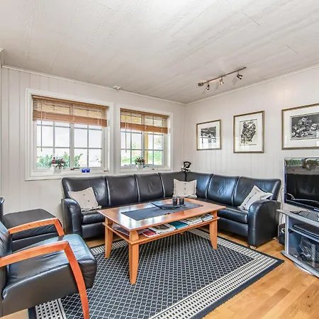 4 Bedroom Awesome In Holiday home *