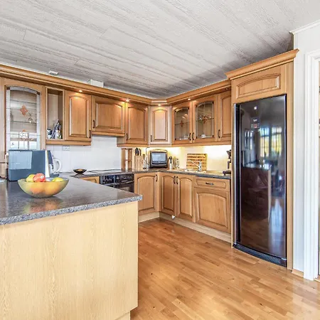 4 Bedroom Awesome In Hundeidvik