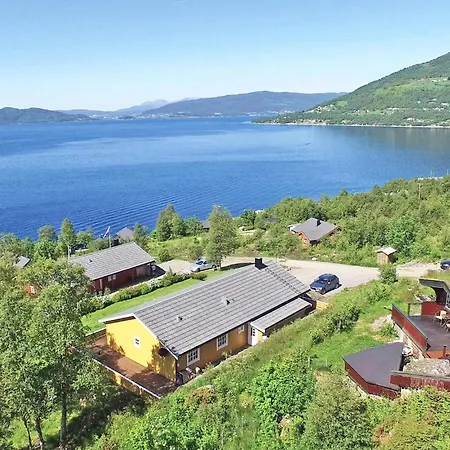 Holiday home 4 Bedroom Awesome In Hundeidvik