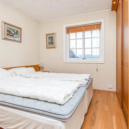 In With House Sea View Дом отдыха Hundeidvik
