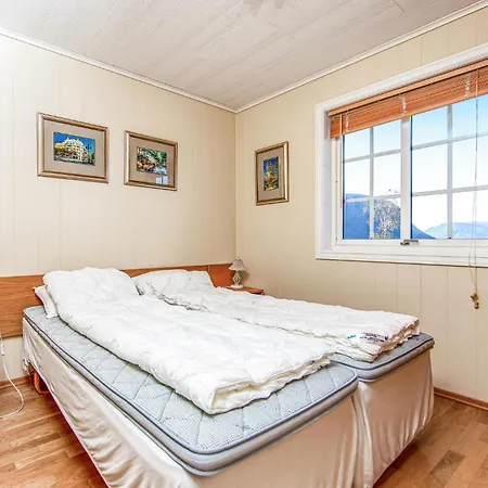 4 Bedroom Awesome In Hundeidvik
