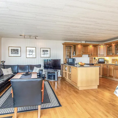 4 Bedroom Awesome In Holiday home Hundeidvik