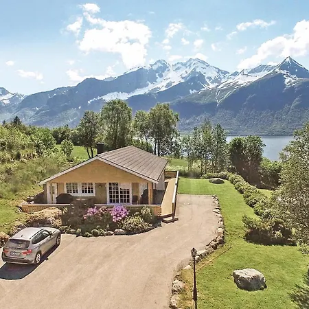 4 Bedroom Awesome In Hundeidvik
